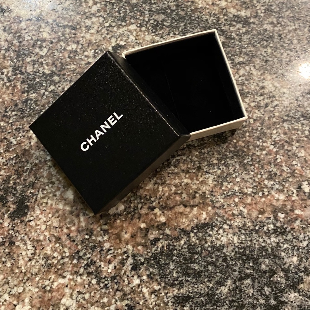 Small CHANEL jewelry box
